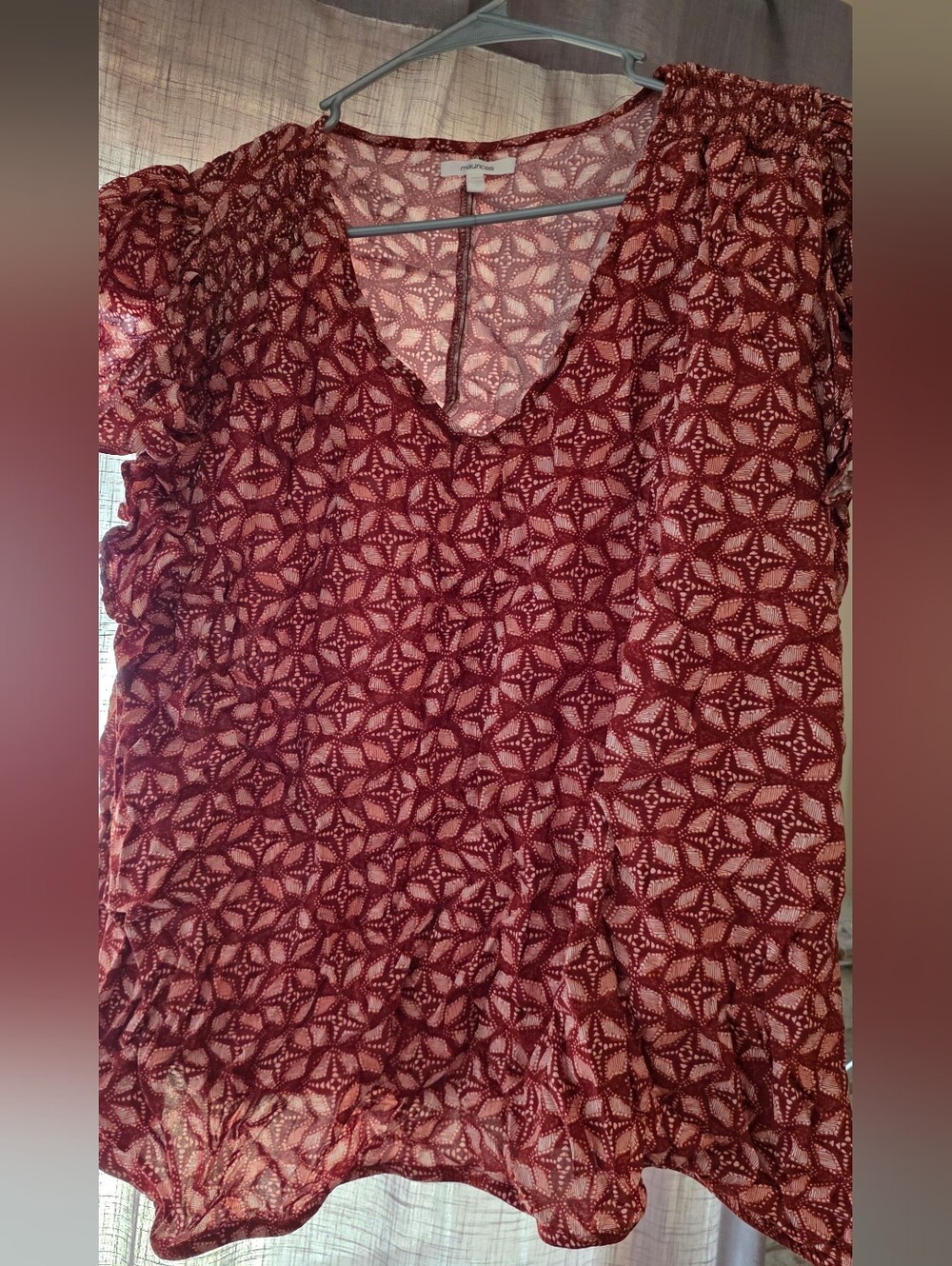 mudd Women's Burgundy Patterned V-Neck Blouse